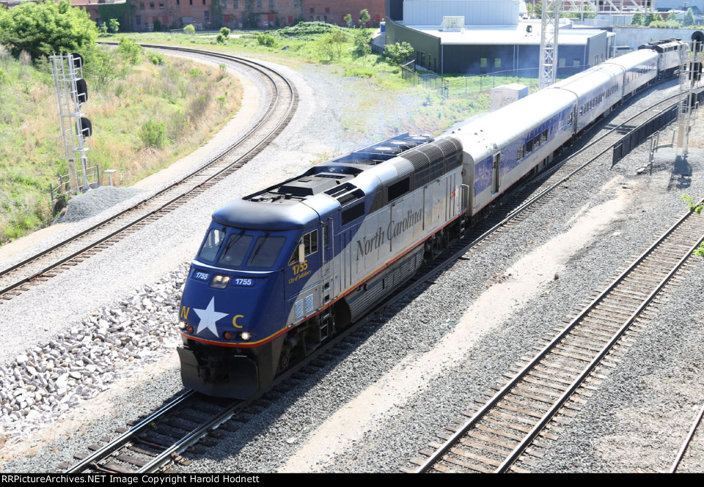 RNCX 1755 leads train 75 southbound